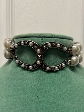 Pearl Accent Double Strand Stretch Interlock Horseshoe Bracelet - Silver & Pearl